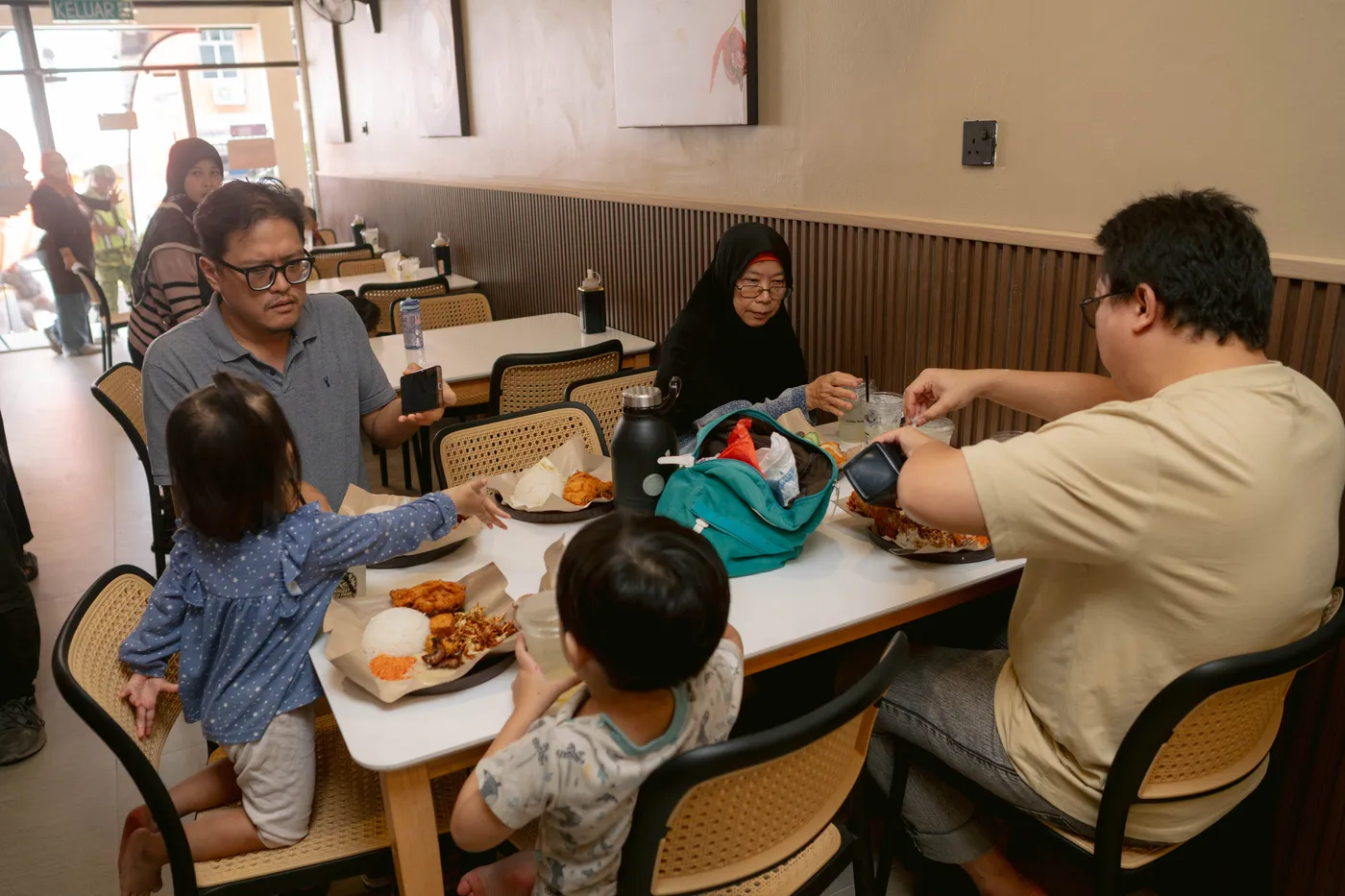 Pelanggan menikmati suasana Red Panda 2